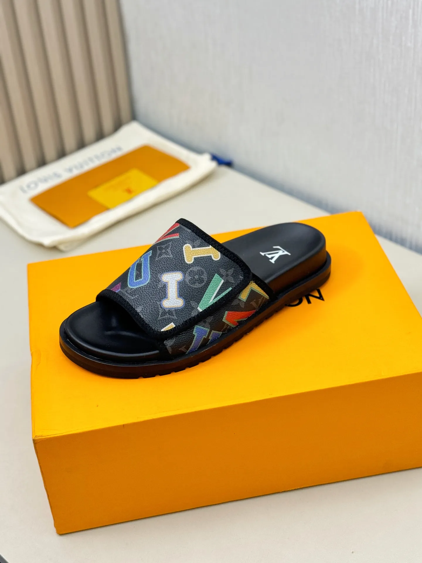 [L Home] P: 340💰Size: 38-45 Top purchasing agent lv men's summer slippers, classic presbyopia with Velcro, soft real leather lining, unique color splicing effect, distinctive personality, fashionable and trendy essential style, light and comfortable. Lightweight and tough rubber insole, micro ridged foam outsole, super comfortable!